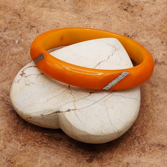 1930-50 Vintage Bakelite Butterscotch Orange Carved Bangle W/ Metal Inlay 8 Inch - Picture 5 of 12
